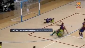 Se le olvida que no juega de portero y ve la roja: la jugada que resume la otra crisis del Barça