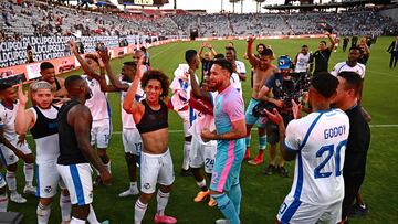 Panama's goalkeeper Cesar Samudio (C) and teammates celebrate after winning the Concacaf 2023 Gold Cup semifinal football match against USA at Snapdragon Stadium in San Diego, California on July 12, 2023. (Photo by Patrick T. Fallon / AFP)