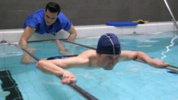 Pablo Lastras se rehabilita en la piscina.