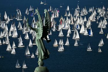 Esta fotografía muestra barcos navegando cerca del faro de Vittoria durante el inicio de la 57ª Regata de Vela Barcolana en el Golfo de Trieste.