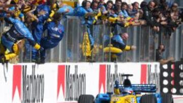 Fernando Alonso cruzando la línea de meta del GP de Hungría en 2003.