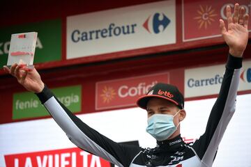 Tim Wellens celebra la victoria de etapa.