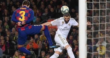 Benzema y Piqué, en el último Clásico.