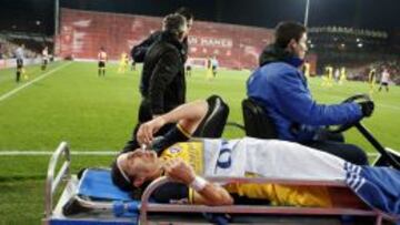 Filipe Luis, retirándose del terreno de juego en San Mamés.