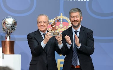 El Consejero de Presidencia, Miguel Ángel García Martín y Florentino Pérez durante el acto. 