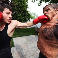 Entrenamiento de boxeo en el patio de casa