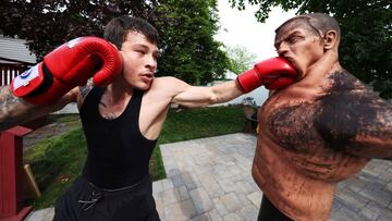 Entrenamiento de boxeo en el patio de casa