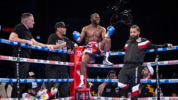 El boxeador estadounidense Floyd Mayweather llevó a cabo una pelea de exhibición más ante Aaron Chalmers y con ello sigue 'engordando' su cartera.