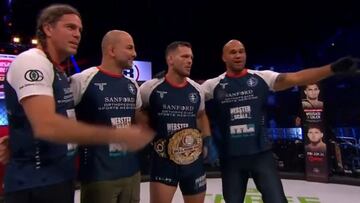 Logan Storley celebra con su equipo su victoria en Bellator 281.