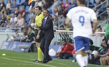 Suma dos descensos en su carrera, en la temporada 04/05 a falta de cuatro jornadas se hace cargo del equipo para intentar la permanencia, pero los resultados no acompañaron y el Levante acabo descendiendo a Segunda División. En 2007 ficha por el Tenerife y después de varios años de buenos resultados en la temporada 09/10 y tras una última jornada de infarto el Tenerife descendía a la División de Plata.