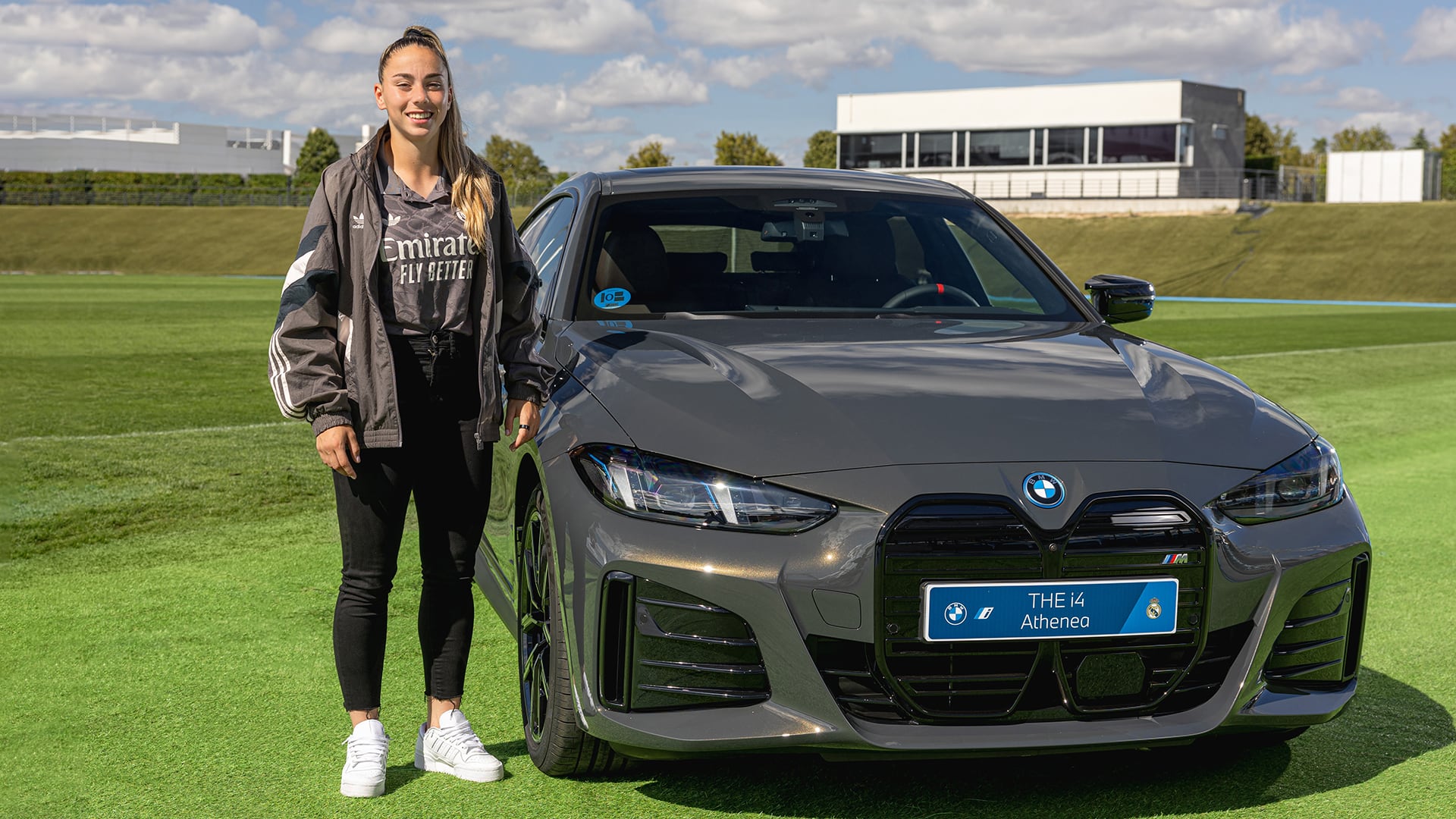 Las jugadoras del Real Madrid reciben sus nuevos coches