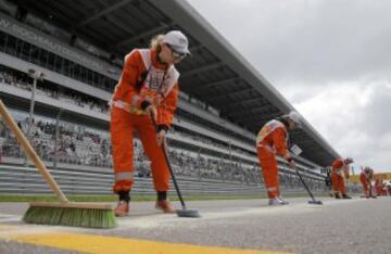 Los trabajadores preparan la pista.