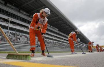 Los trabajadores preparan la pista. 