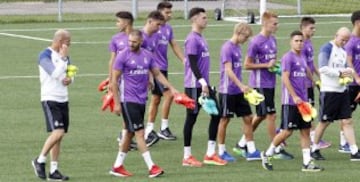 Zidane charla con Benzema. 