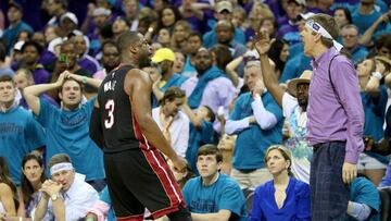 Dwyane Wade replica tras su actuación estelar a un seguidor de Charlotte.
