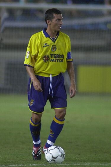 En el año 2000 fichó por el Villarreal donde pasó las dos siguientes temporadas y alcanzó un gran protagonismo en el equipo. 