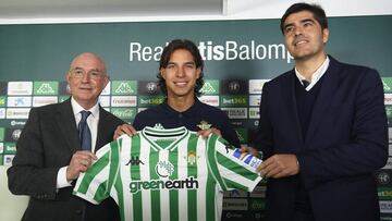 Diego Lainez fue presentado en el Estadio Benito Villamar&iacute;n con el Betis, portar&aacute; el dorsal &#039;25&#039; y no ocult&oacute; su deseo por debutar con los verdiblancos.