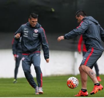 La selección chilena completa poco a poco su contingente.