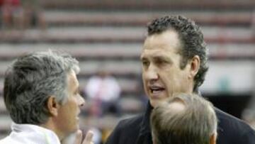 Valdano habla con Mourinho.