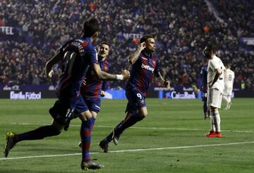 El jugador del Levante, Roger, celebra el 1-1.