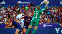 ZARAGOZA, 18/05/2024.- La portera del Barcelona, Sandra Paños (d), detiene un balón durante la final de la Copa de la Reina de fútbol que FC Barcelona y Real Sociedad disputan este sábado en el estadio de La Romareda, en Zaragoza. EFE/Javier Cebollada
