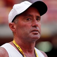 El sancionado Salazar tenía contacto con Lance Armstrong