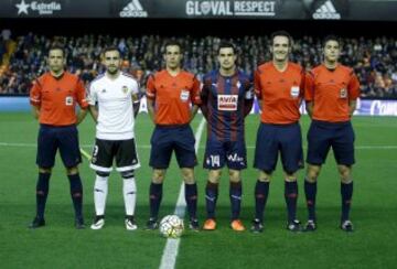 El árbitro Xavier Estrada Fernández acompañado por los asistentes Teodoro Sobrino Magán y Francisco Martín Garcia, el cuarto árbitro Albert Ávalos Martos y los capitanes Paco Alcácer y Dani García.