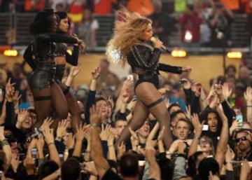 Beyoncé durante su actuación en el descanso de la Super Bowl 50.