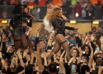 Beyoncé durante su actuación en el descanso de la Super Bowl 50.