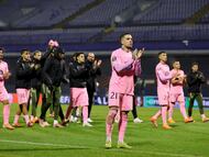 Mihailo Ristic aplaude a la afición del Celta tras el partido contra el Dinamo de Zagreb.