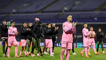 Mihailo Ristic aplaude a la afición del Celta tras el partido contra el Dinamo de Zagreb.