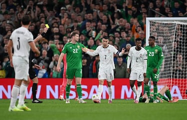 Cristiano Ronaldo es expulsado por un codazo a O´Shea en la espalda sin balón. El árbitro revisa la jugada en el VAR y le muestra la cartulina roja.