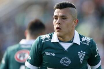 Nacido en Santiago Wanderers, Carlos Muñoz retornó para el torneo de Apertura 2015-16 al puerto luego de un paso por Colo Colo y dos años en Emiratos Árabes. Ahora juega en Unión.