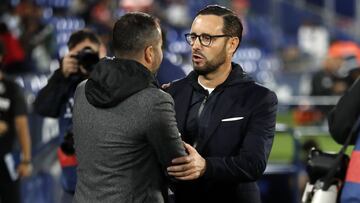 Diego Mart&iacute;nez y Bodal&aacute;s se saludan en los pre&aacute;mbulos de un Getafe-Granada.