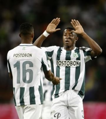 Murillo y Copete celebran el gol de Atlético Nacional.