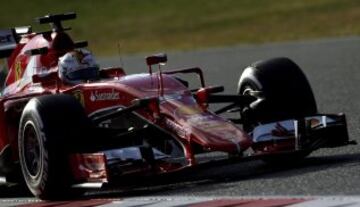 GRA321. MONTMELÓ (BARCELONA), 27/02/2015.- El piloto alemán de Ferrari, Sebastian Vettel, durante la segunda jornada de la tercera tanda de entrenamientos oficiales de Fórmula Uno que se celebran en el Circuito de Catalunya de Montmeló. EFE/Alberto Estévez