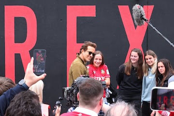 El actor y copropietario del Wrexham, Ryan Reynolds, fuera del estadio antes del partido.
