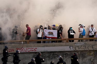 Manifestantes sostienen una bandera del estado de California durante una protesta contra las redadas federales de inmigración, en el centro de Los Ángeles.