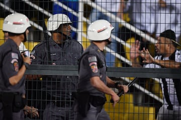 El partido entre Santos e Independiente fue suspendido a pocos minutos de final por incidentes en las tribunas del Pacaembú cuando el juego iba 0-0. Este resultado le da la clasificación a Independiente a los cuartos de final de la Copa Libertadores luego de la decisión de la Conmebol de otorgarle el triunfo 3-0 en la ida por la mala inclusión del uruguayo Carlos Sánchez.