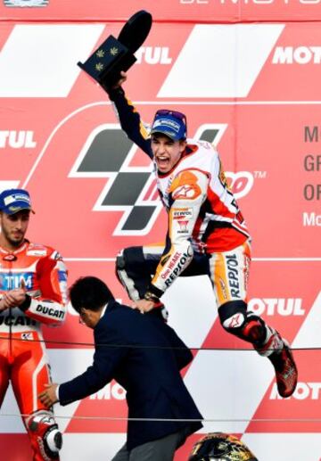 Marc Márquez celebra el título mundial. 