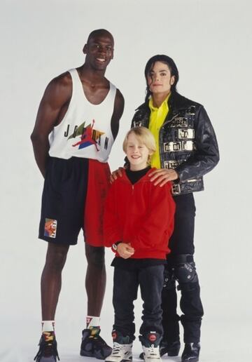 Aquí posando junto a dos reconocidos personajes: El actor Macaulay Culkin (Ricky Ricón y Mi Pobre Angelito) y el 'Rey del Pop', Michael Jackson.
