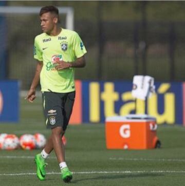 Neymar con su selección.