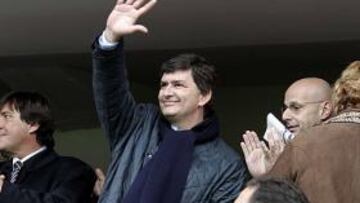 <b>HOMBRE FUERTE. </b>Andreu saluda desde el palco del Nou Estadi.