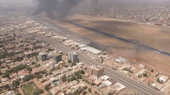 FILE PHOTO: Smoke rises over the city as army and paramilitaries clash in power struggle, in Khartoum, Sudan, April 15, 2023 in this picture obtained from social media. Instagram @lostshmi/via REUTERS  THIS IMAGE HAS BEEN SUPPLIED BY A THIRD PARTY. MANDATORY CREDIT/File Photo