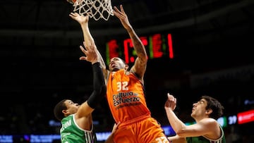 GRAF117. MÁLAGA, 04/01/2018.- El ala-pivot del Unicaja Carlos Súarez (d) y el base estadounidense del Unicaja, Ray Mccallum (i) intentan taponar el lanzamiento del escolta estadounidense del Valencia Basket, Erick Green(c), durante la decimo