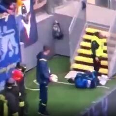 El empujón a David Ospina que lo hizo caer detrás de las vallas