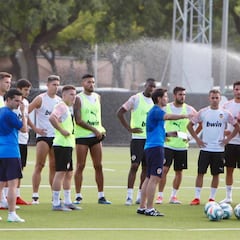 Marcelino ya da órdenes a un Valencia con Sáenz y sin Murillo