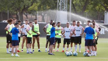 Marcelino dirige a los jugadores del Valencia en la Ciudad Deportiva de Paterna.