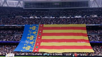 MADRID,09/11/2024.-MADRID,09/11/2024.-Vista de la bandera de la Comunitat Valenciana durante el minuto de silencio por las víctimas de la dana, durante el partido de la jornada 13 de LaLiga entre Real Madrid y Osasuna, este sábado en el estadio Santiago Bernabéu en Madrid.-EFE/ Javier Lizón