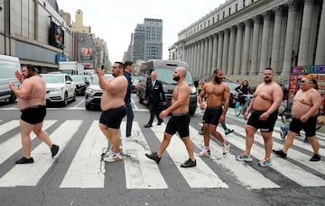 Varios luchadores del Campeonato Mundial de sumo (WCS) posan para unas fotograf¨ªas mientras cruzan la Octava Avenida, a las afueras del Madison Square Garden. La imagen forma parte de un acto promocional de 'El espect¨¢culo m¨¢s grande del mundo', un evento que cuenta con Rikishi (luchadores) enfrent¨¢ndose en emocionantes combates.